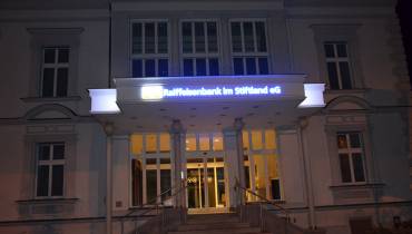 Svítící logo Raiffeisenbank im Stiftland eG
