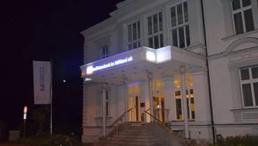 Svítící logo Raiffeisenbank im Stiftland eG