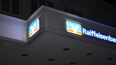 Svítící logo Raiffeisenbank im Stiftland eG