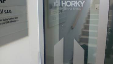 FIPO Horký - samolepky na vstupních dveřích